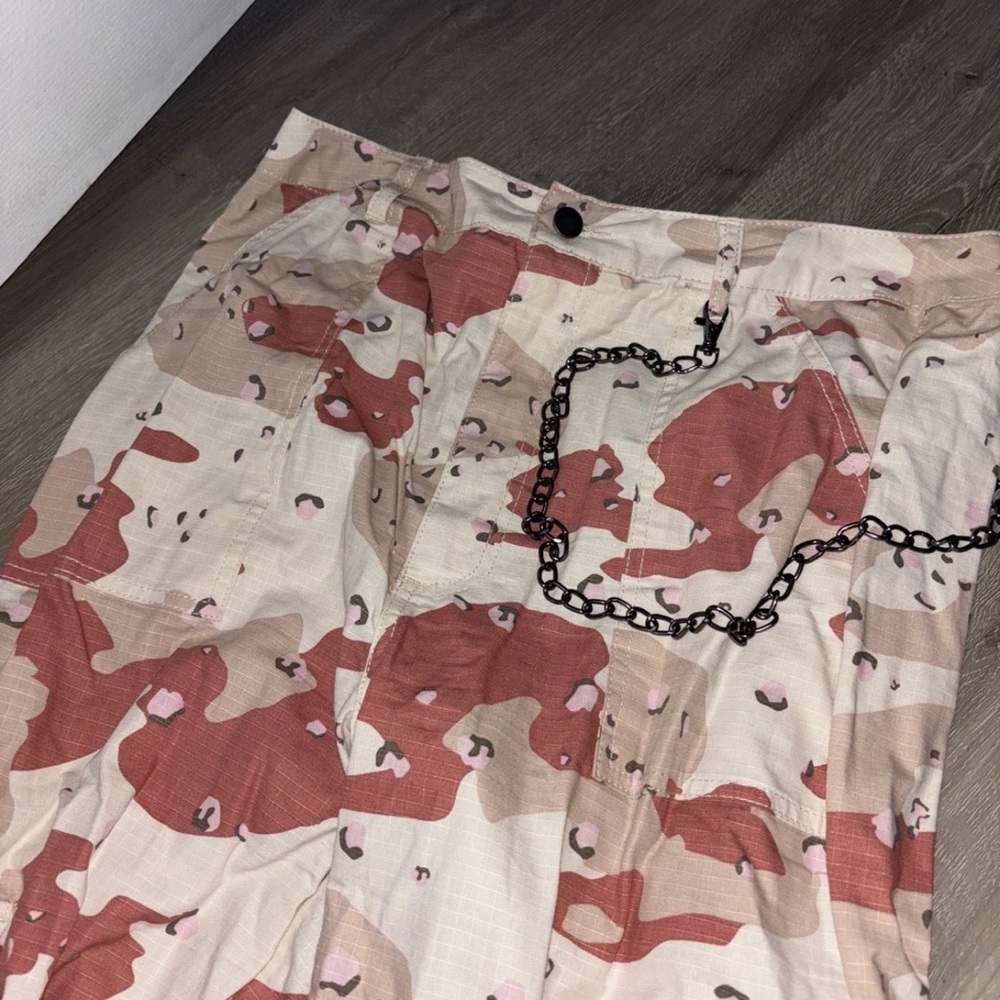 Wild Fable camo pants with chain